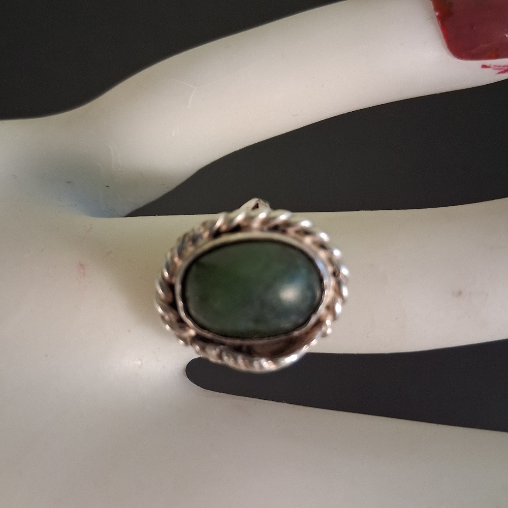 Elegant Silver and Jade Green Stone Ring Sz 7 Vtg